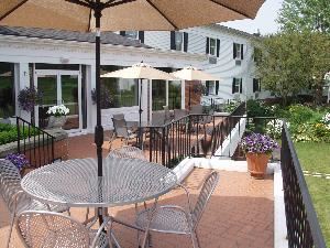 Outdoor Patio, Avalon Inn And Resort, Warren
