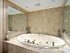 Super 8 Motel - Sturbridge, Sturbridge — Whirlpool Suite