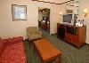Quality Suites John Wayne Airport, Santa Ana — Guest room with sitting area