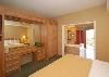 Quality Suites John Wayne Airport, Santa Ana — Guest room with whirlpool bathtub